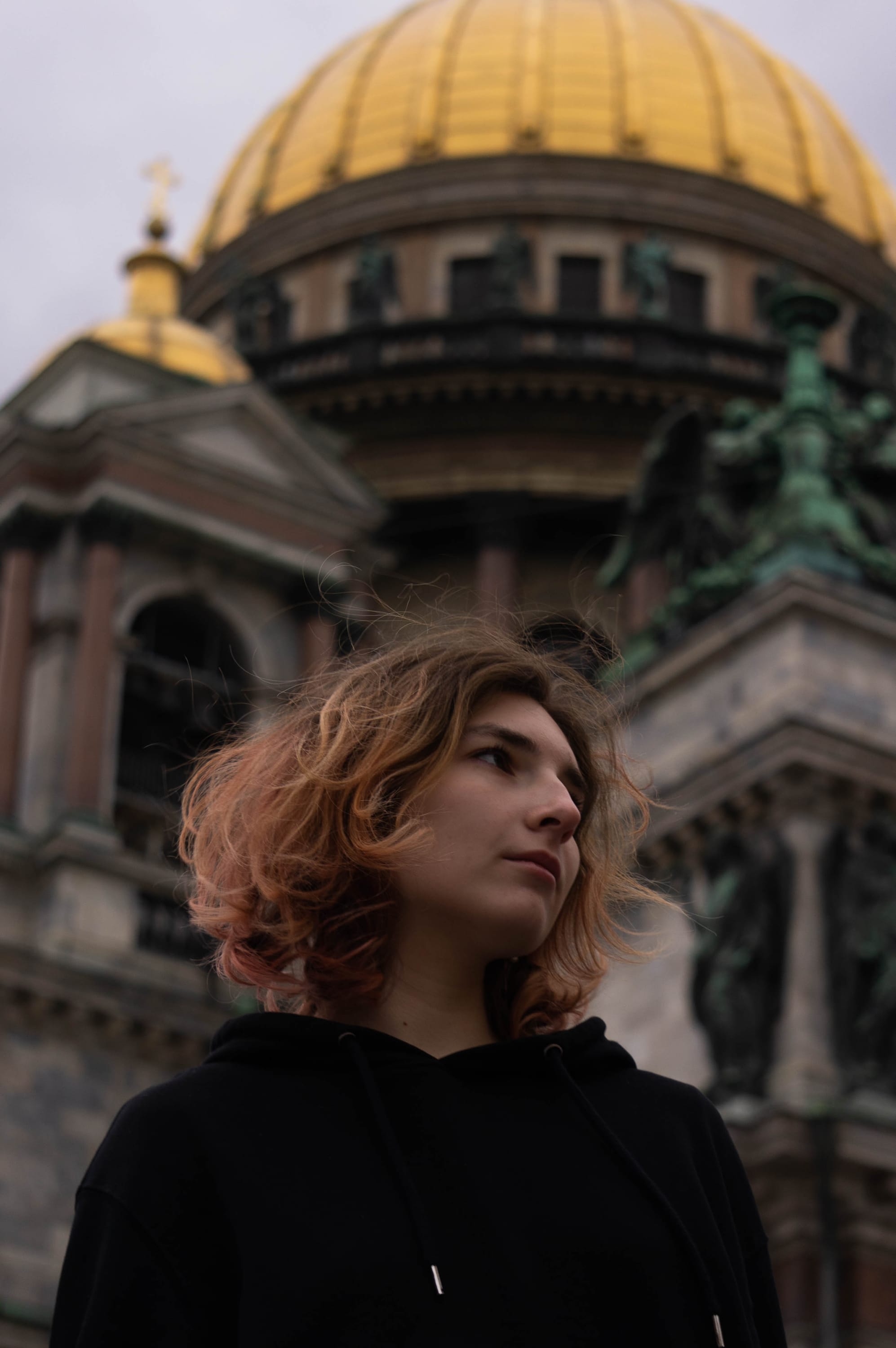Карина на фоне собора