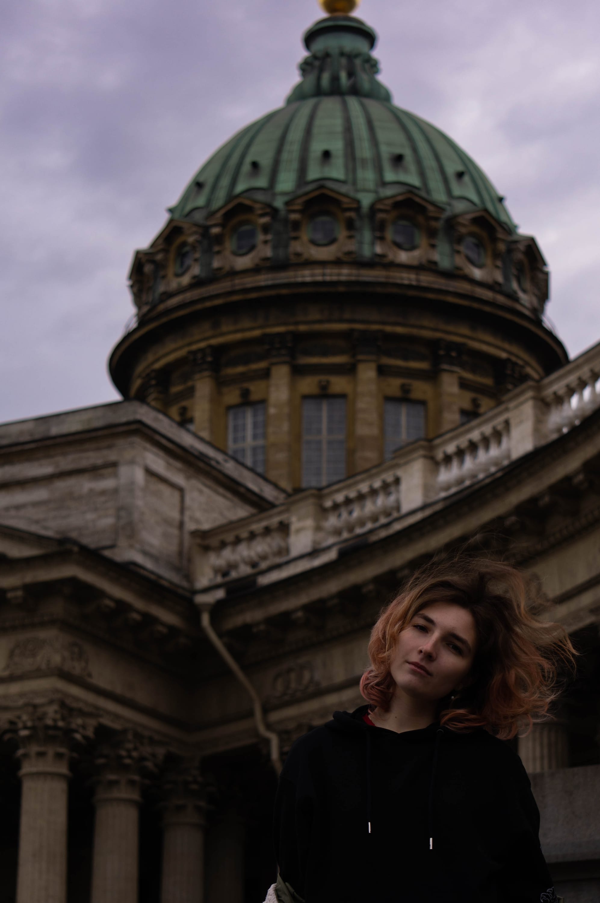 Карина на фоне собора 3